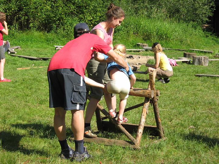 235 - Den nepravého krále - nejstarší děti jsou na den vedoucími a připravují hry - první hrou byly Trosky Juditina mostu.JPG